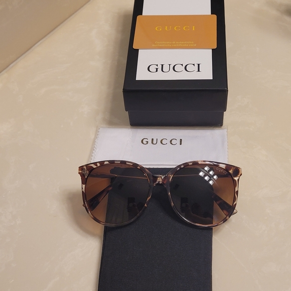 Gucci Black and Brown Tortoiseshell Sunglasses - Picture 10 of 11